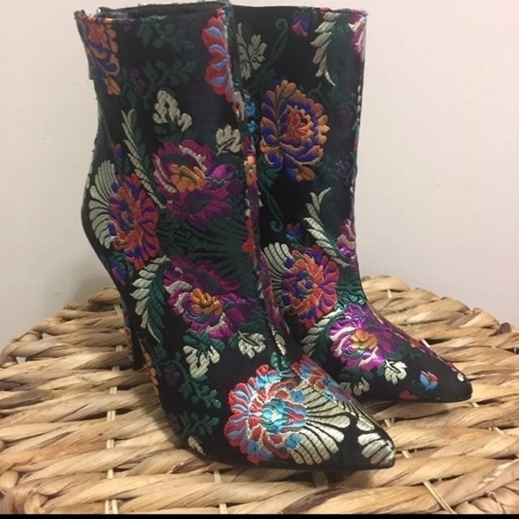 “Madelina” Justfab Black Flower 4” Heel Booties! 💥 - Picture 6 of 11